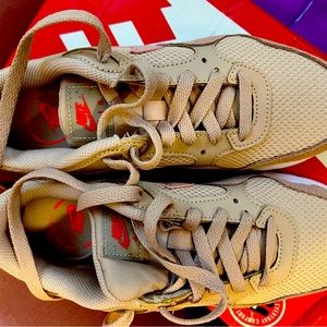 Women’s NiKe Air MAx size 7 fossil stone/ pink Oxford. New in box